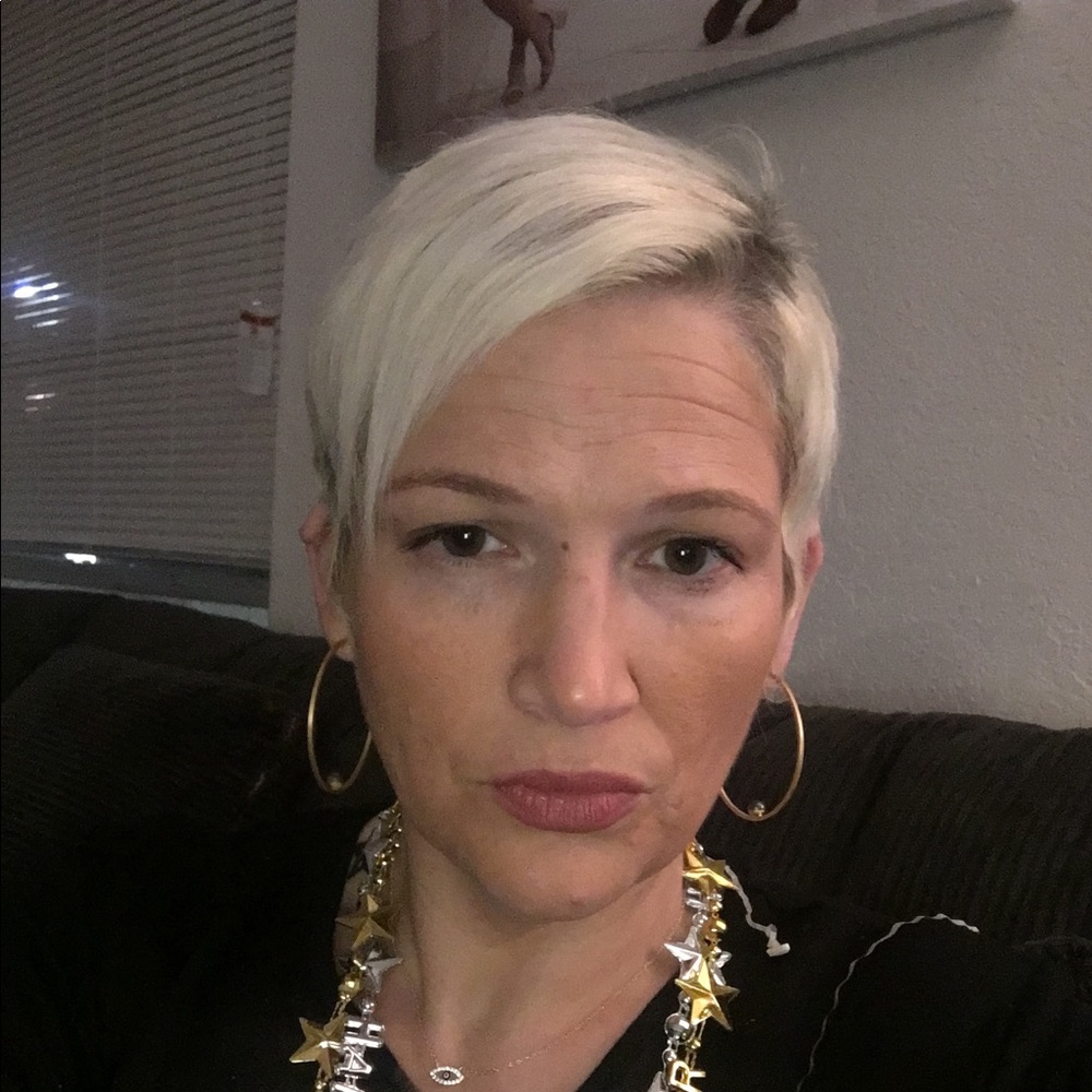 Meet your Posher, Deedee